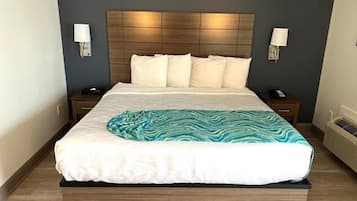 Deluxe kamer, 1 kingsize bed, balkon (Smoke Free) | Een bureau, verduisterende gordijnen, een strijkplank/strijkijzer