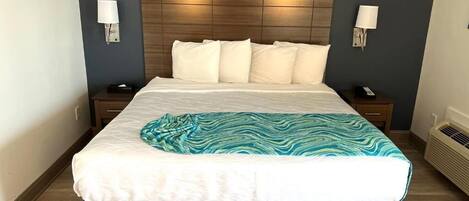 Deluxe kamer, 1 kingsize bed, balkon (Smoke Free) | Een bureau, verduisterende gordijnen, een strijkplank/strijkijzer