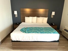 Escritorio, cortinas blackout y tabla de planchar con plancha