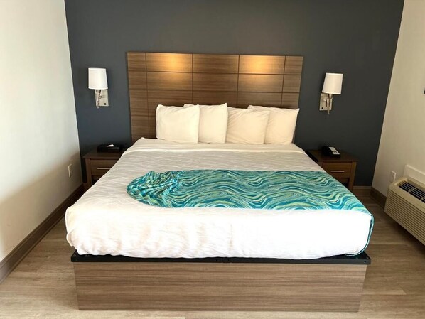 Habitación Deluxe, 1 cama King size, balcón (Smoke Free) | Escritorio, cortinas blackout y tabla de planchar con plancha