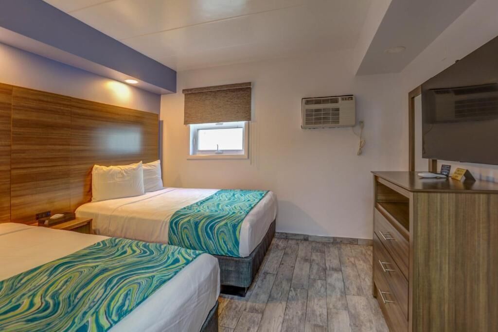 Suite, varias camas, cocineta (Smoke Free, Two Rooms, Efficiency) | Escritorio, cortinas blackout y tabla de planchar con plancha 