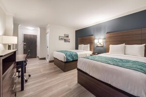 Escritorio, cortinas blackout y tabla de planchar con plancha 