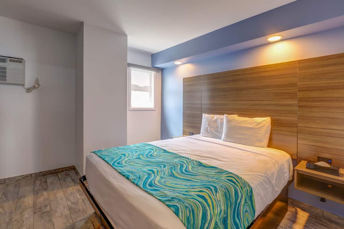 Suite, plusieurs lits (Smoke Free, Two Rooms) | Bureau, rideaux occultants, fer et planche à repasser, Wi-Fi gratuit