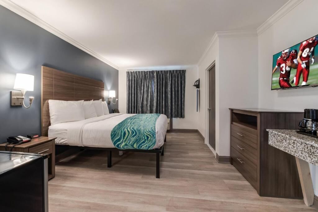 Habitación Deluxe, 1 cama King size, con acceso para personas discapacitadas (Smoke Free) | Escritorio, cortinas blackout y tabla de planchar con plancha 