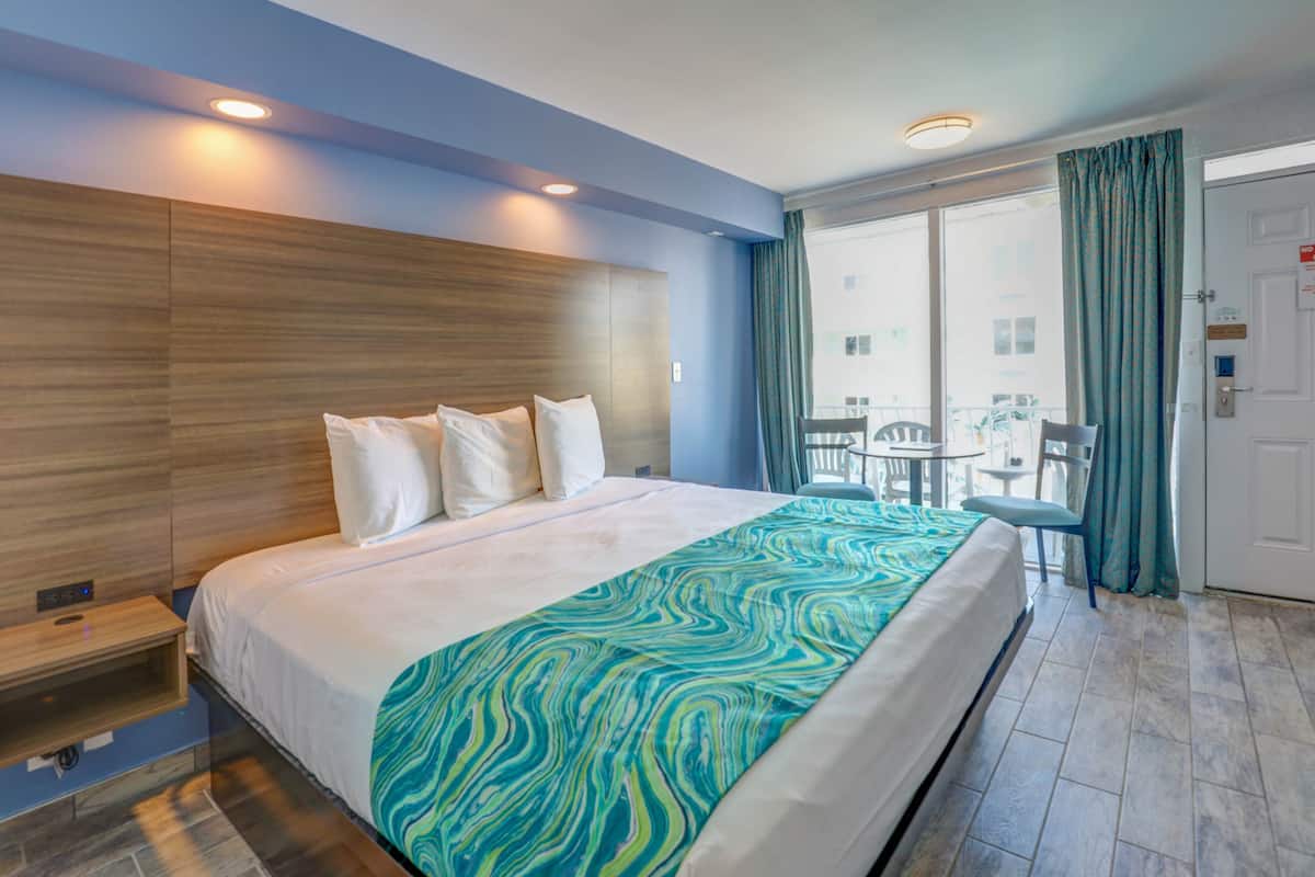Chambre Deluxe, 1 très grand lit (Smoke Free) | Bureau, rideaux occultants, fer et planche à repasser, Wi-Fi gratuit