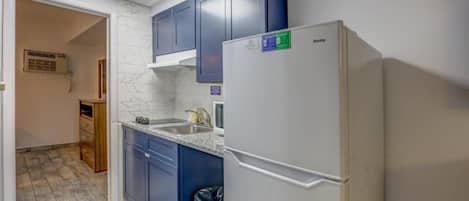 Suite, varias camas, cocineta (Smoke Free, Two Rooms, Efficiency) | Cocina privada | Microondas y cafetera y tetera