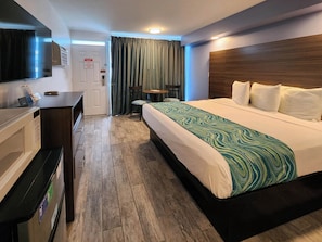 Deluxe Room, 1 King Bed (Smoke Free) | Desk, blackout drapes, iron/ironing board, free WiFi