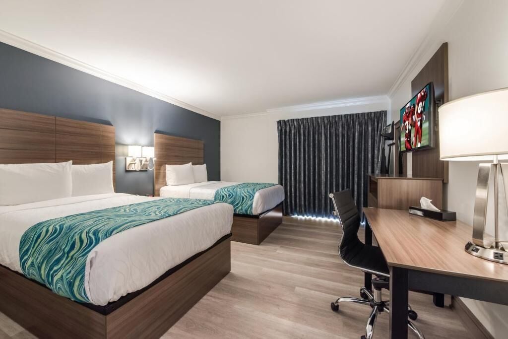 Escritorio, cortinas blackout y tabla de planchar con plancha 