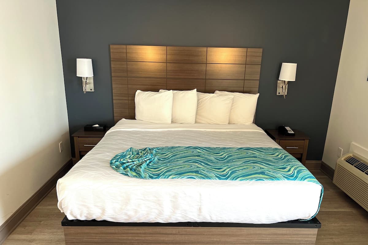 Chambre Deluxe, 1 très grand lit, balcon (Smoke Free) | Bureau, rideaux occultants, fer et planche à repasser, Wi-Fi gratuit