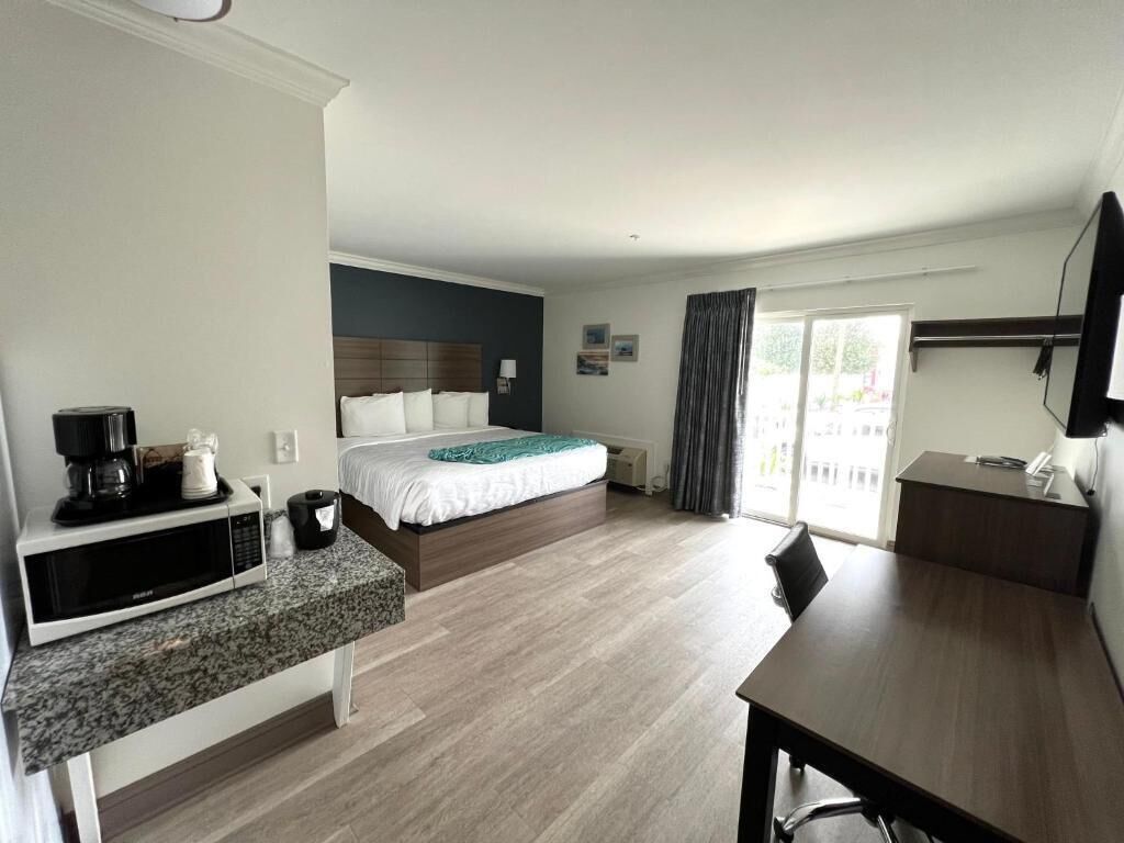 Habitación Deluxe, 1 cama King size, balcón (Smoke Free) | Escritorio, cortinas blackout y tabla de planchar con plancha 