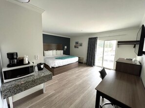 Deluxe Room, 1 King Bed, Balcony (Smoke Free) | Desk, blackout curtains, iron/ironing board, free WiFi - Le Voyageur Motel (Wildwood)