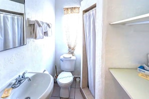 Bathroom - Richard s Motel Extended Stay (Hallandale Beach)