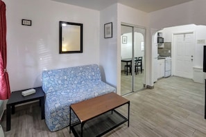 Living area - Richard s Motel Extended Stay (Hallandale Beach)