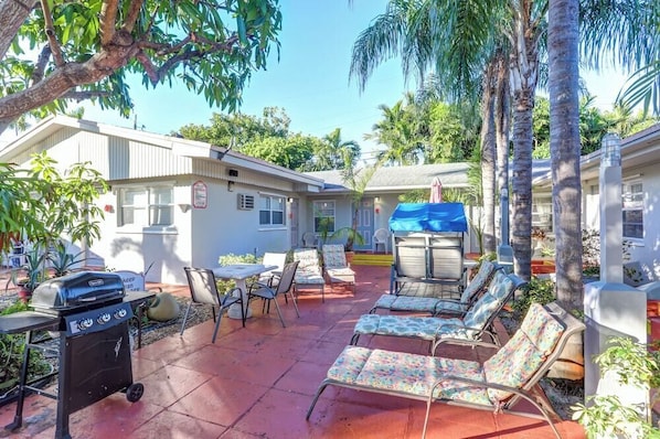 Outdoor dining - Richard s Motel Extended Stay (Hallandale Beach)