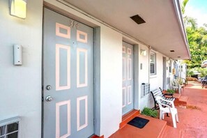 Exterior detail - Richard s Motel Extended Stay (Hallandale Beach)