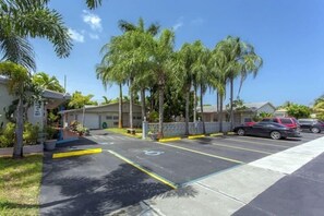 Property grounds - Richard s Motel Extended Stay (Hallandale Beach)