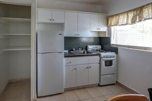Private kitchen - Richard s Motel Extended Stay (Hallandale Beach)