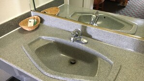 Combined shower/tub, free toiletries, towels - Starlite Motel (Bellflower)