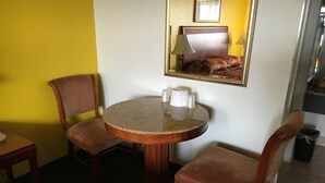 Standard Room, 1 King Bed | WiFi (free) - Starlite Motel (Bellflower)