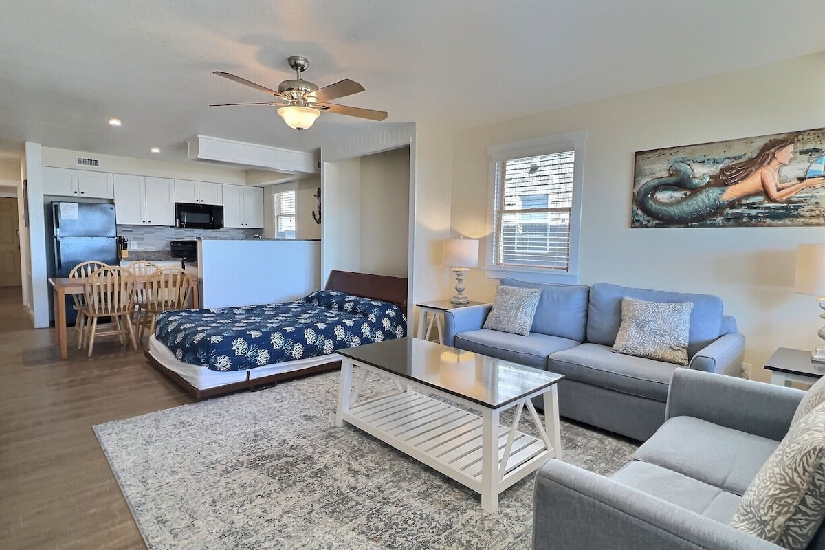 signature suite, multiple beds, ocean view | living area | 42-inch flat-screen tv with digital channels, tv, hulu