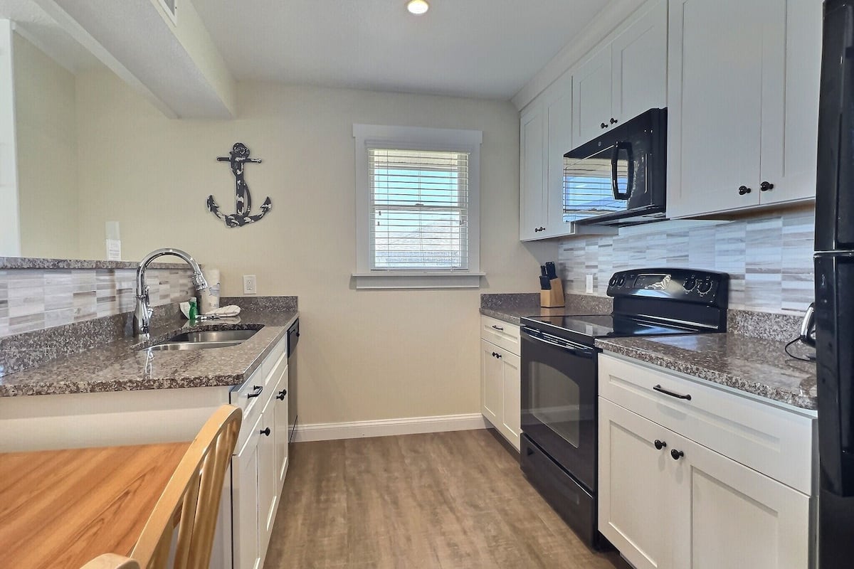 superior suite, multiple beds, ocean view, executive level | private kitchen | microwave