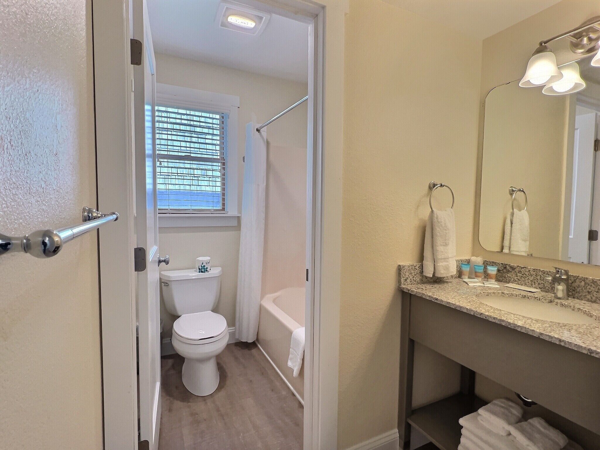 signature suite, multiple beds, ocean view | bathroom | combined shower/bathtub, free toiletries, hair dryer, towels
