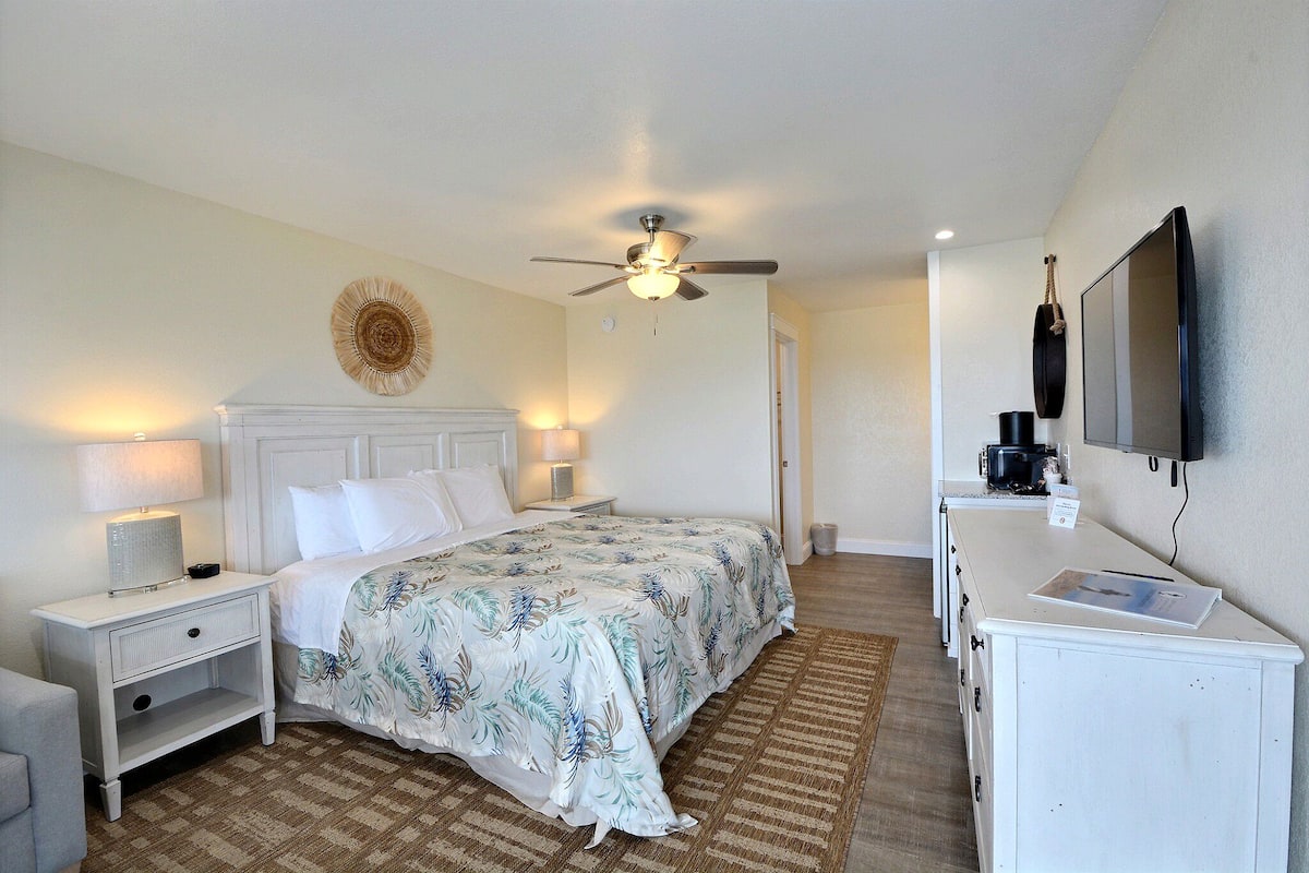 Standard Room, 1 King Bed | 1 bedroom, bed sheets