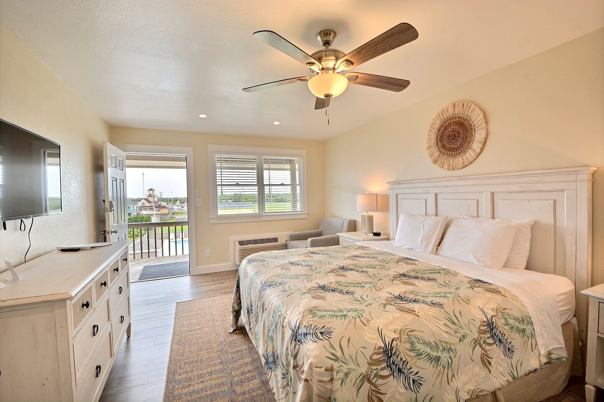 standard room, 1 king bed | bed sheets