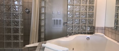 Signature Suite, 1 Bedroom, Jetted Tub, City View | Bathroom | Combined shower/tub, towels