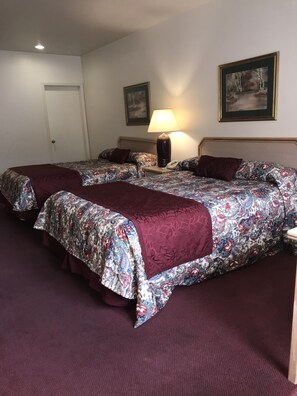 Deluxe kamer, 2 queensize bedden | Een bureau, verduisterende gordijnen, een strijkplank/strijkijzer