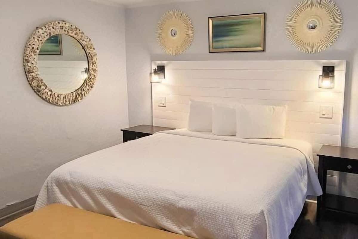 Blackout drapes, free WiFi, bed sheets