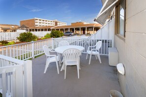 Blackout curtains, free WiFi, bed sheets - Outer Banks Motor Lodge (Kill Devil Hills)