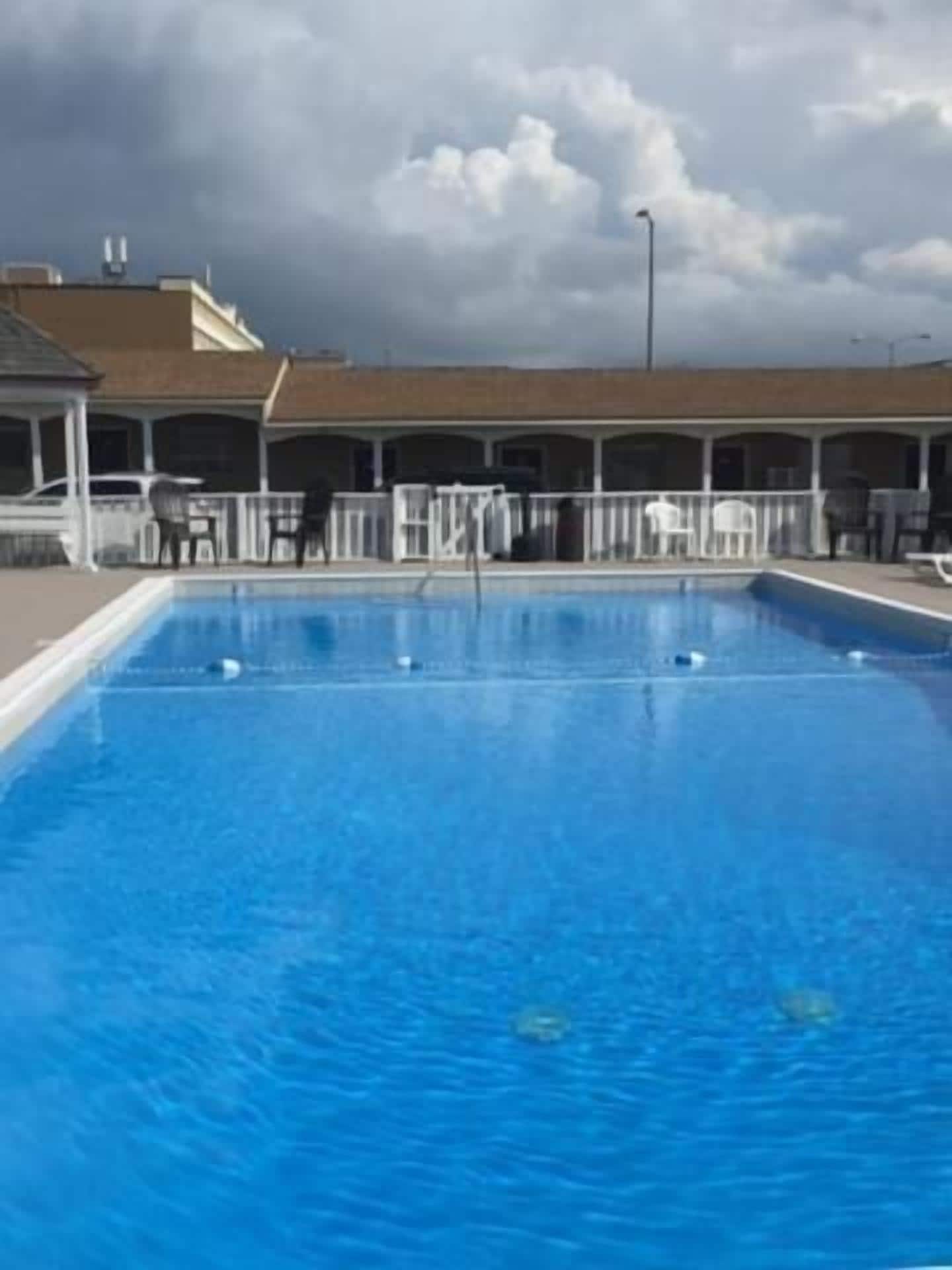 Piscina externa sazonal, espreguiçadeiras