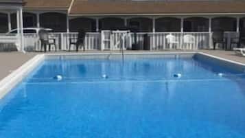 Piscina externa sazonal, espreguiçadeiras