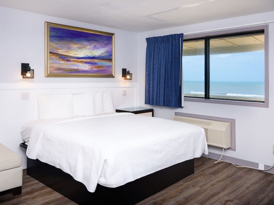 Standard Room, 1 King Bed, Kitchenette, Ocean View (Second Floor)