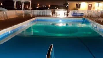 Piscina externa sazonal, espreguiçadeiras