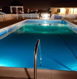 Piscine extérieure (ouverte en saison), chaises longues