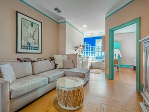 أغطية فراش متميزة وأسرّة بإسفنج يتكيف مع شكل الجسم ومكتب ومكواة/لوح كي