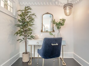 Room | 1 bedroom, premium bedding, memory-foam beds, desk