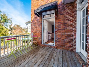 Room | Premium bedding, memory-foam beds, desk, iron/ironing board - Front Street Inn (Wilmington)