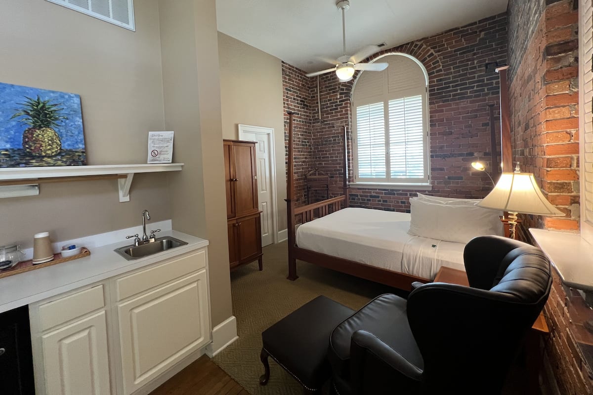Kamer | 1 slaapkamer, luxe beddengoed, bedden met traagschuimmatras, een bureau
