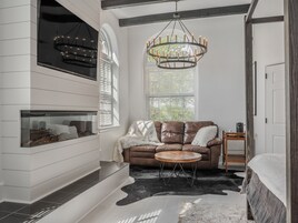 Senior-Zimmer | Hochwertige Bettwaren, Betten mit Memory-Foam-Matratzen, Schreibtisch