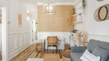 Ropa de cama de alta calidad, colchones con efecto memoria y escritorio