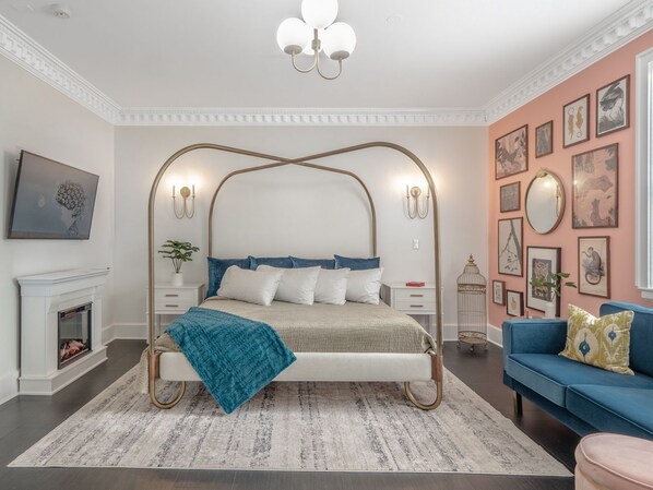 أغطية فراش متميزة وأسرّة بإسفنج يتكيف مع شكل الجسم ومكتب ومكواة/لوح كي