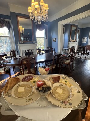 Breakfast meal - Front Street Inn (Wilmington)