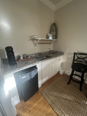 Room | 1 bedroom, premium bedding, memory-foam beds, desk