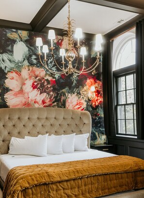 Premium bedding, memory-foam beds, desk, iron/ironing board - Front Street Inn (Wilmington)