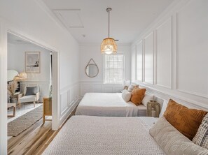 Room | Premium bedding, memory-foam beds, desk, iron/ironing board - Front Street Inn (Wilmington)