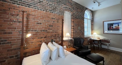 Front Street Inn