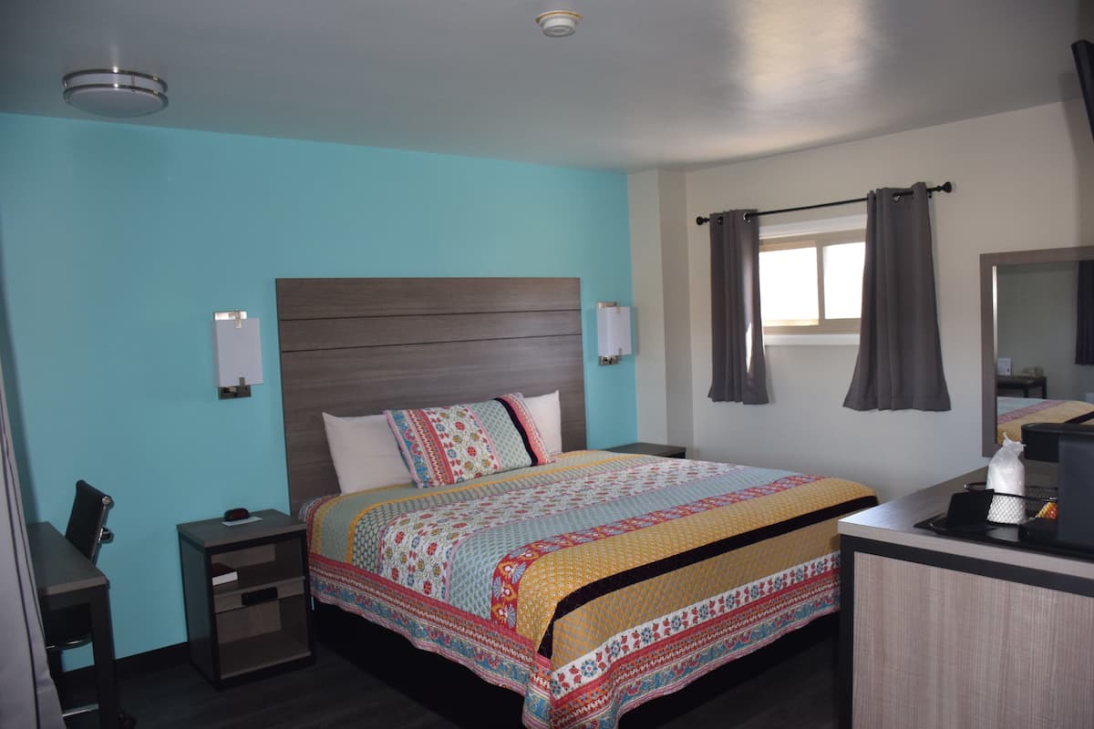 Standard Room, 1 King Bed | Desk, free cots/infant beds, free WiFi, bed sheets